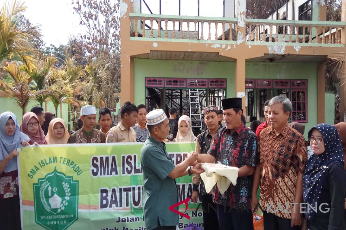 Yayasan baiturrahman Buntok serahkan bantuan korban kebakaran