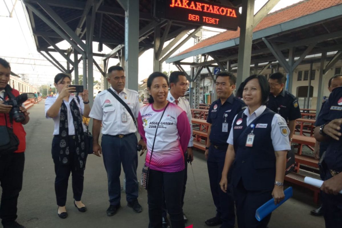 Rini tinjau kenyamanan kereta Jabodetabek