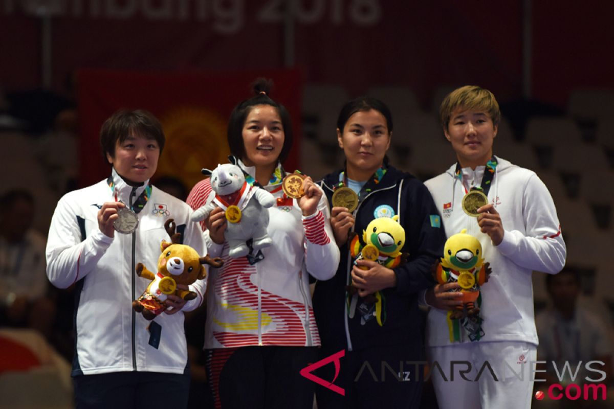 Asian Games (wrestling) - Chinese women`s wrestler lifts up coach after winning gold