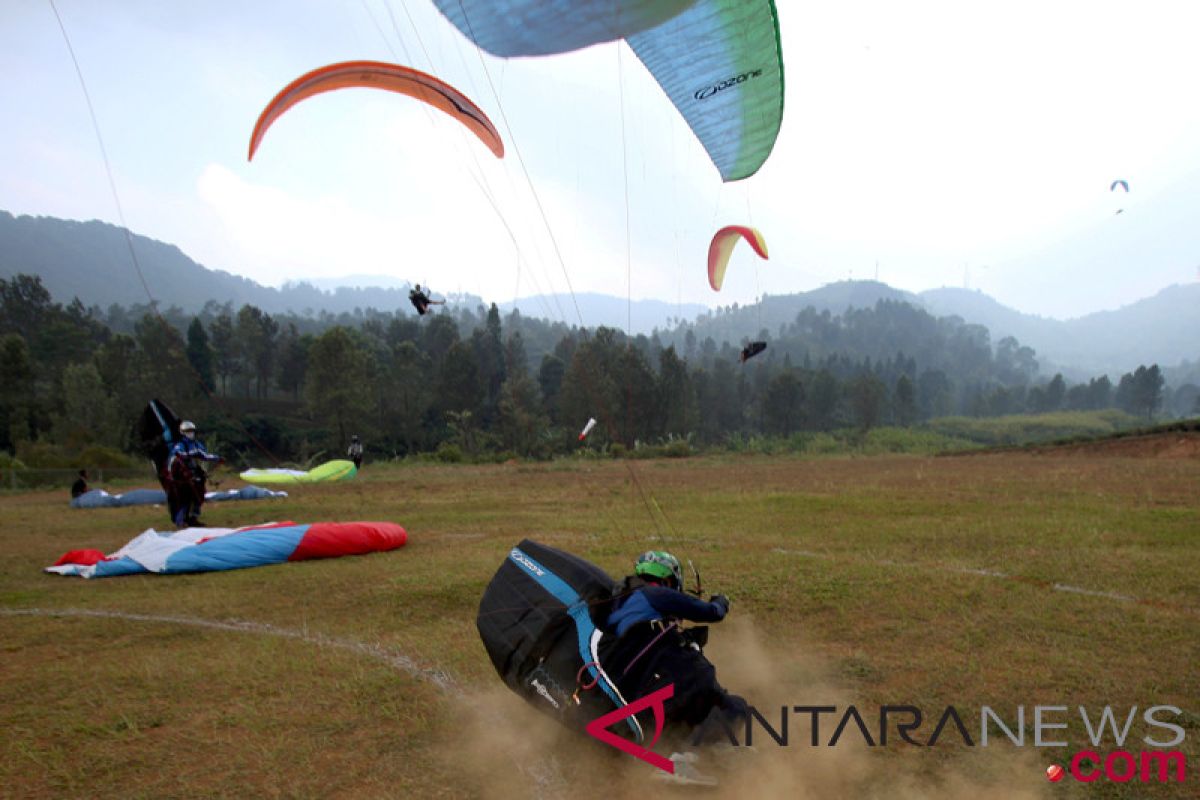 Kejuaraan Terbuka Paralayang ramaikan Festival Pesona Palu Namoni III