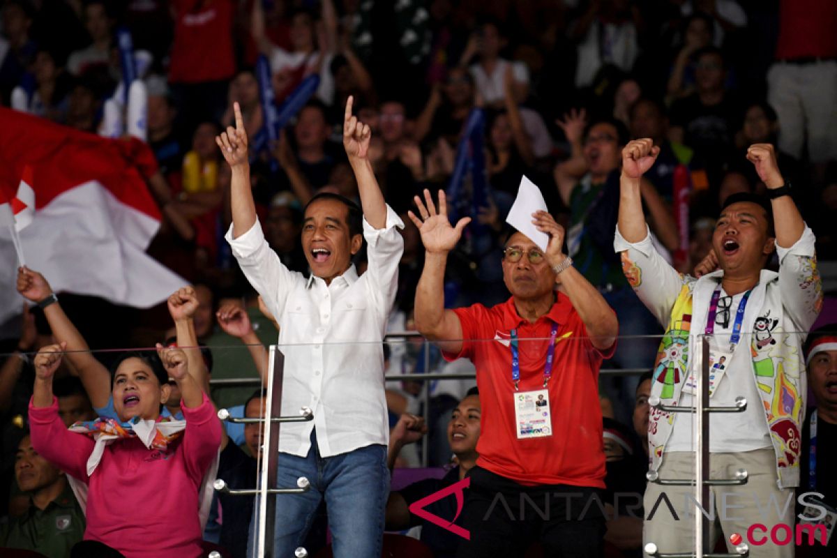 President watches badminton finals between Indonesia and China