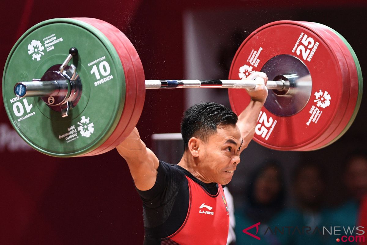 Indonesian lifter breaks world record in men`s 61 kg