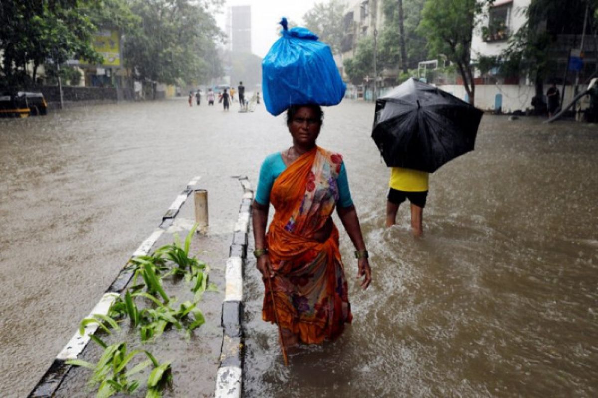 Hujan lebat di Mumbai, tembok ambruk, 13 tewas