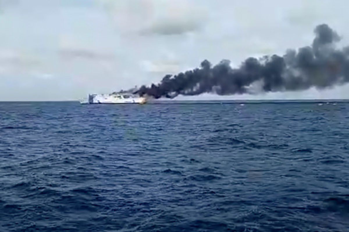 Kapal penumpang terbakar di Tanjung Selatan