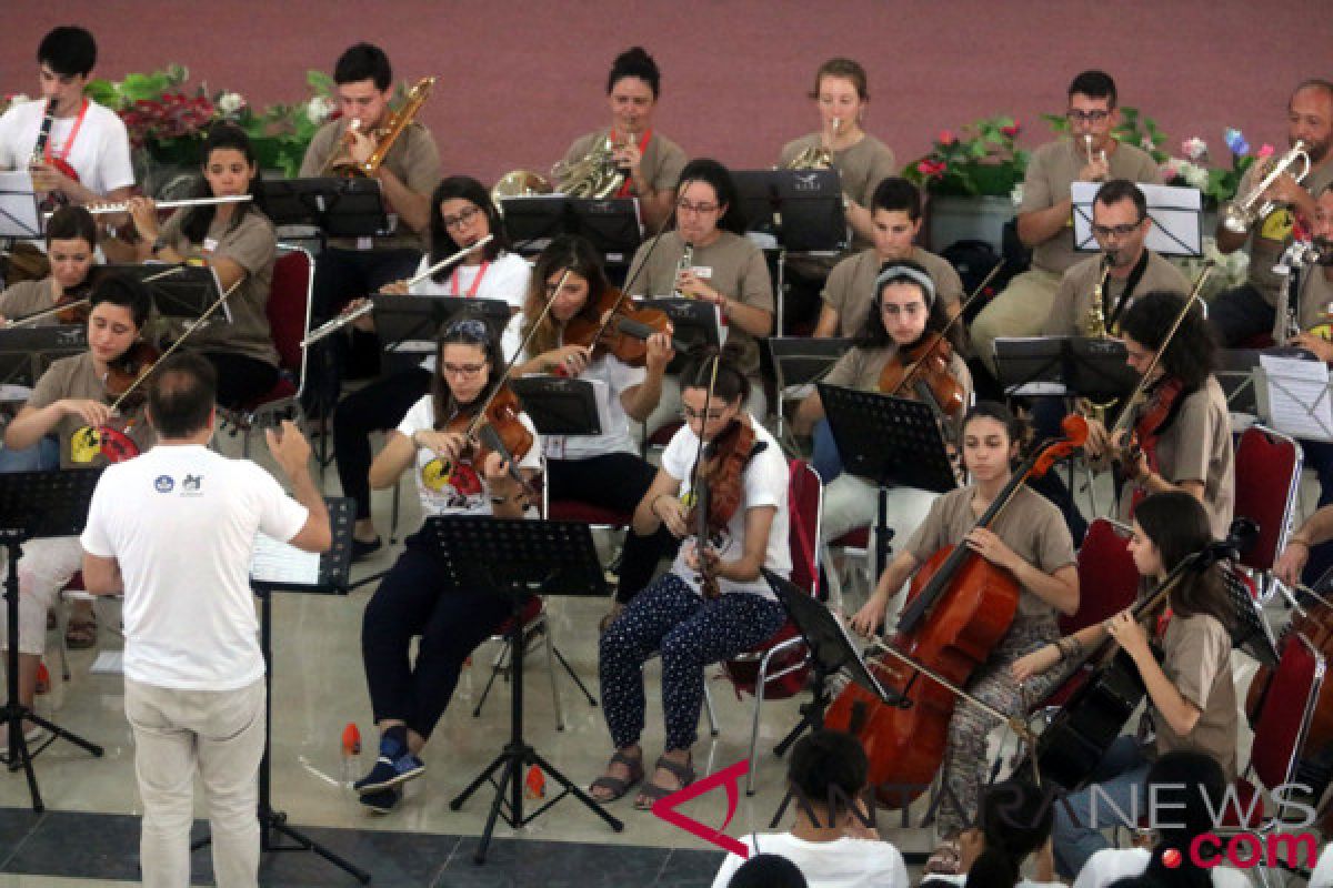 Orkestra OCAS kejutkan warga Ambon