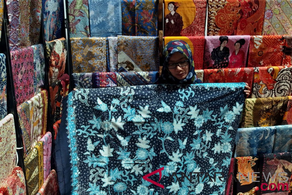 IMF-WB - Batik Lasem craftsmen use environmentally-friendly natural dyes