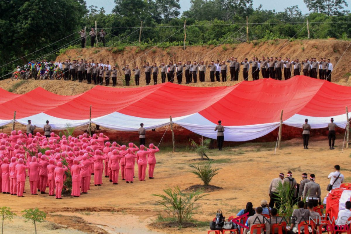 Bendera Merah Putih raksasa diarak di Rengasdengklok