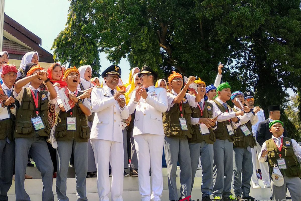 Usai upacara kemerdekaan, peserta SMN rebutan foto dengan Pasha Ungu