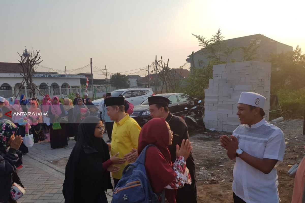 Caleg Golkar di Surabaya Berangkatkan Warga Ziarah 