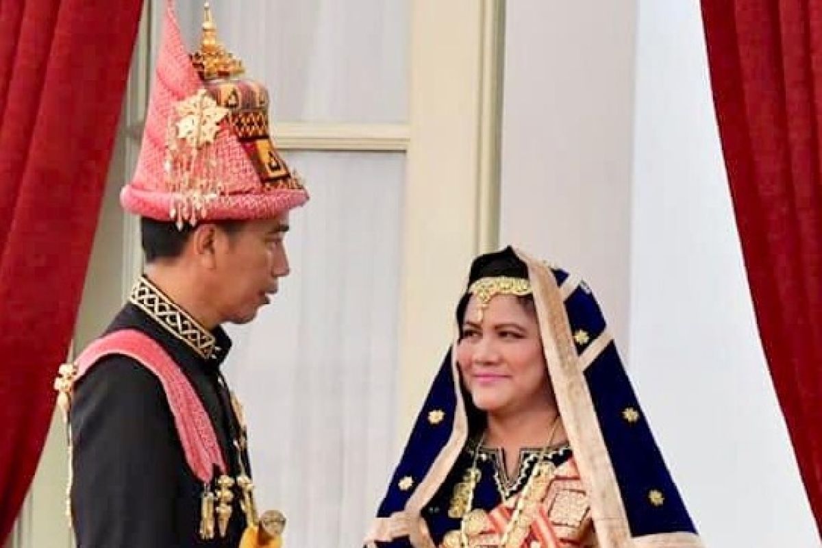 Jokowi Posting Foto Berbusana Adat Jelang Debat