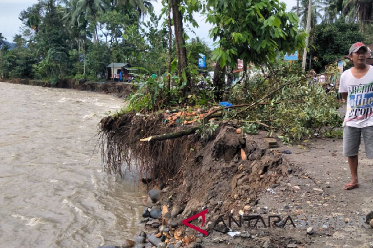 Banjir bandang landa Padang Pariaman, 30 warga dievakuasi (video)