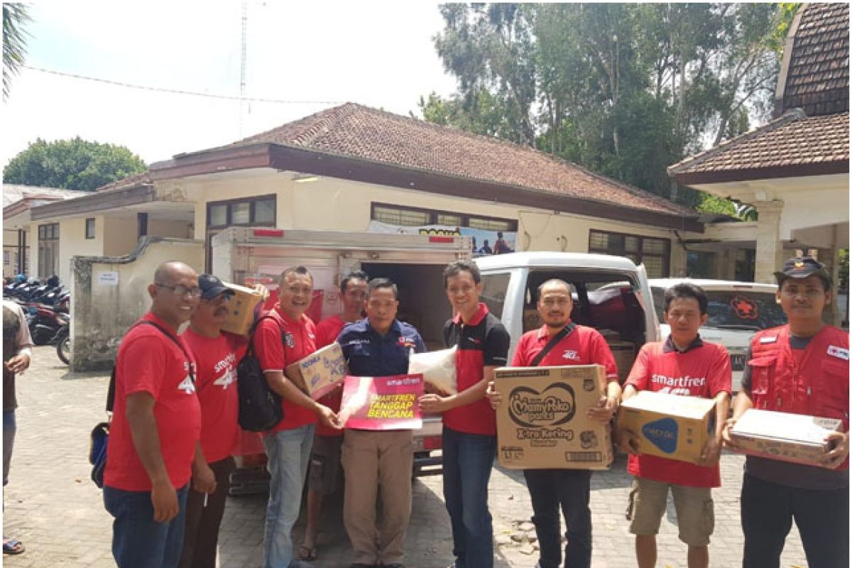 Smartfren serahkan bantuan korban gempa Lombok