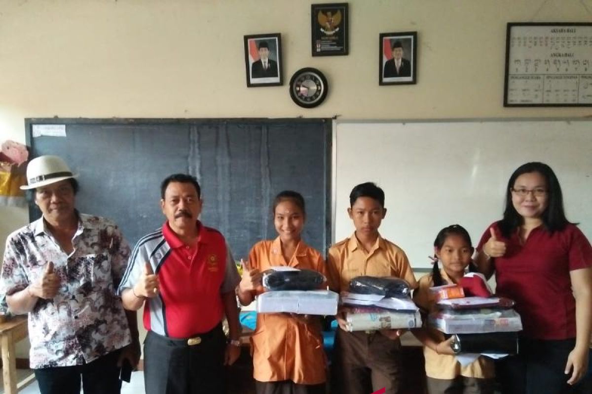 Dinsos Gianyar serahkan bantuan kepada siswa kurang mampu