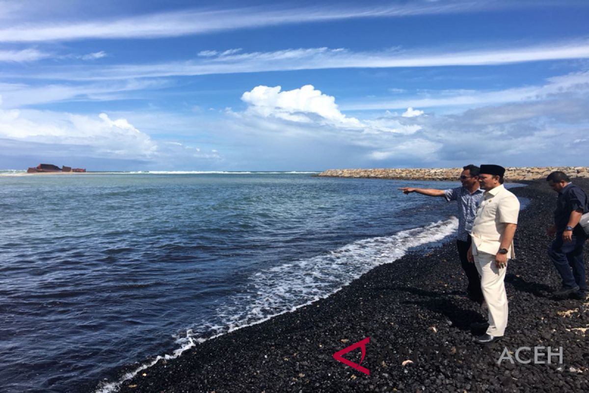 Gubernur Aceh tinjau tumpahan batubara cemari laut