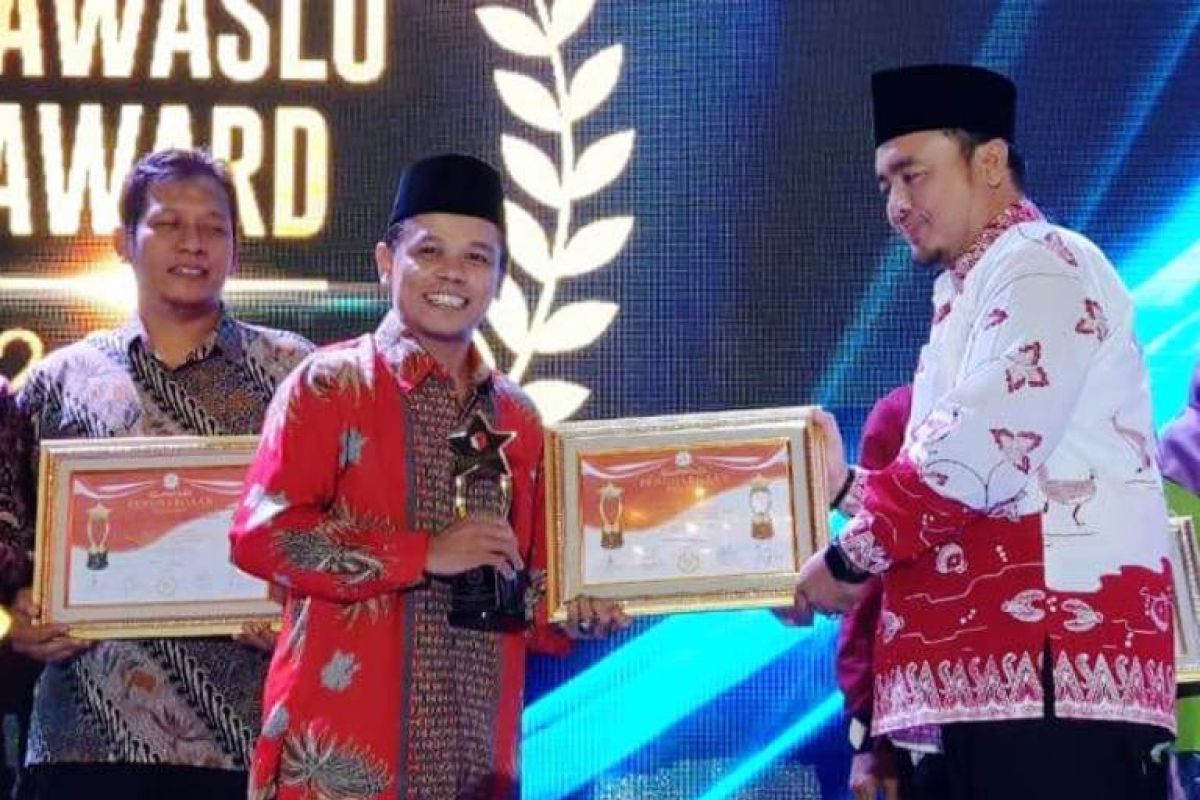 Sebagai penyelenggaran pilkada terbaik, Bawaslu Pariaman terima Bawaslu Award 2018