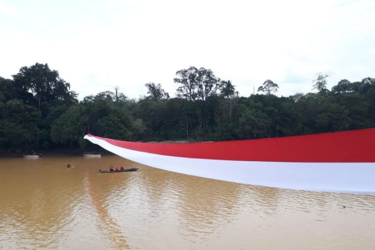 Bendera 120 meter dibentangkan di Sungai Kahayan Gumas
