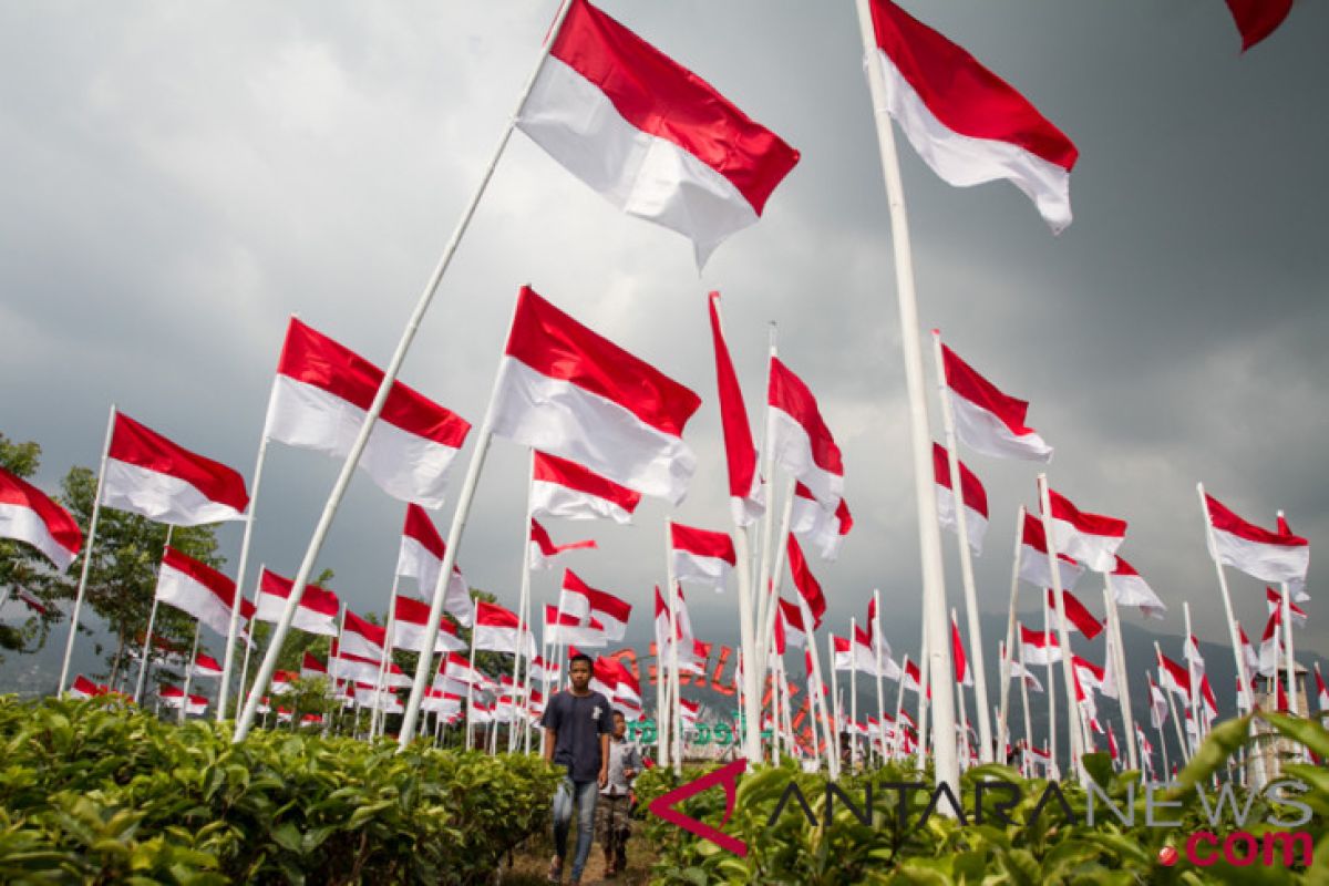 Aparat Mimika bagikan ribuan bendera merah putih