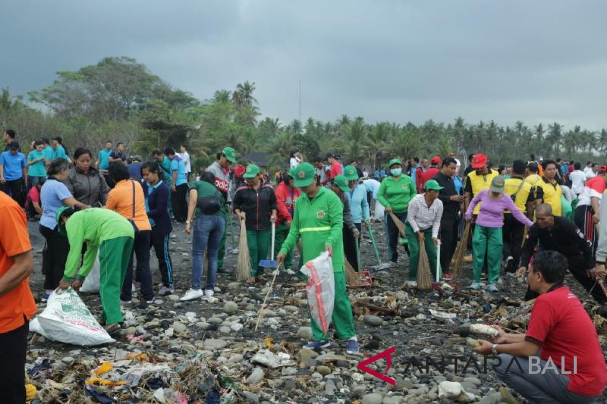 Pemkab Gianyar bersihkan Pantai Sabha