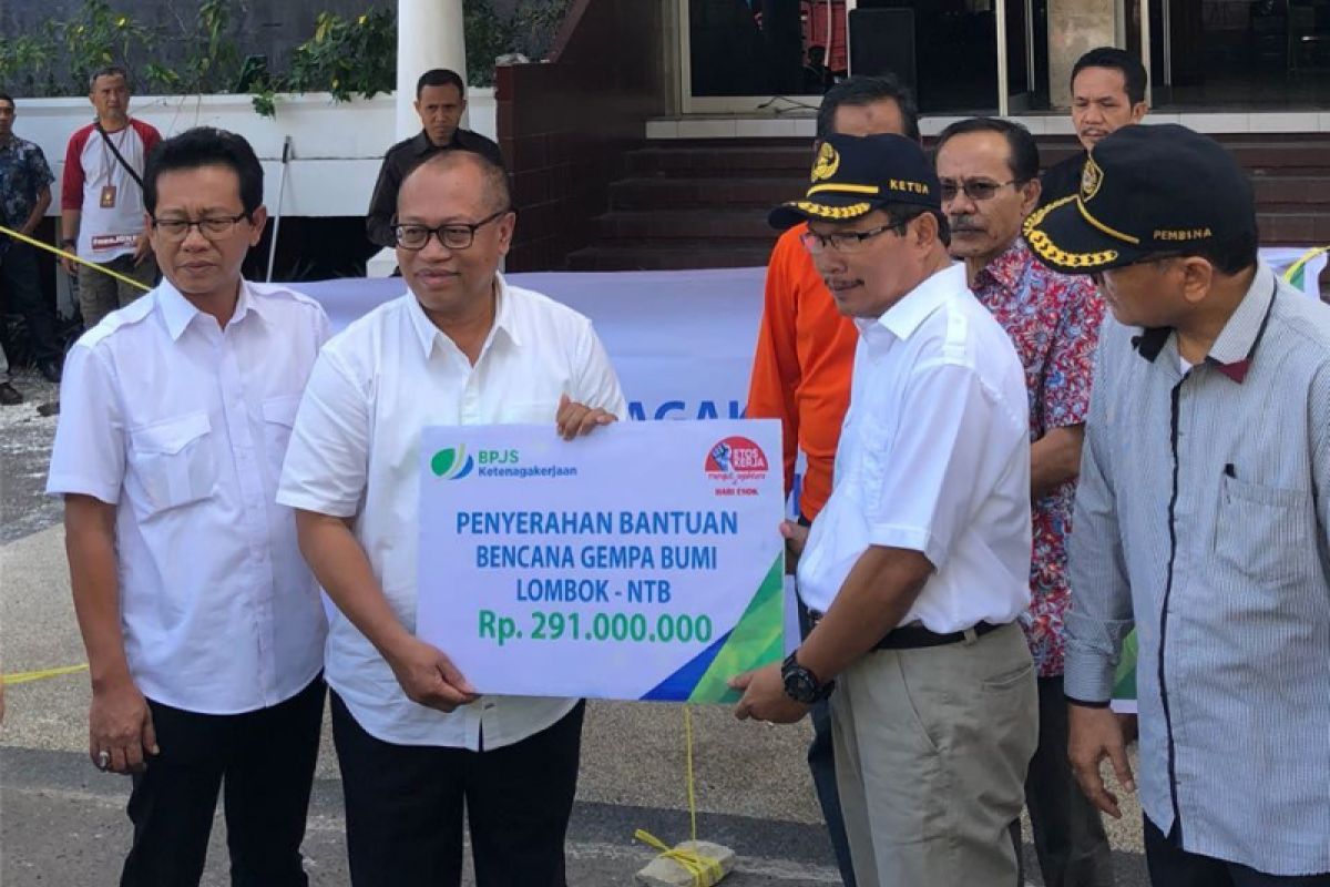 BPJS Ketenagakerjaan serahkan bantuan korban gempa Lombok