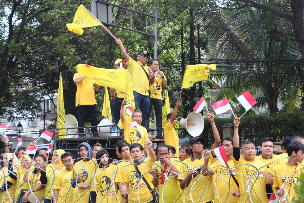 Supporters gather before KPU for Jokowi`s registration