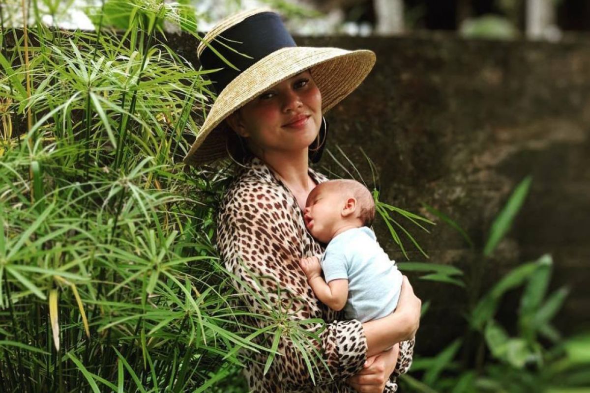 Chrissy Teigen belajar gendong bayi khas Indonesia