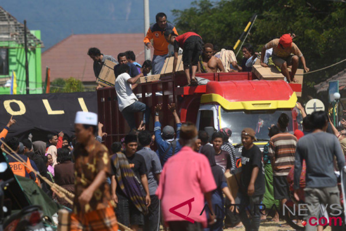 Masyarakat memburu makanan instan di Mataram