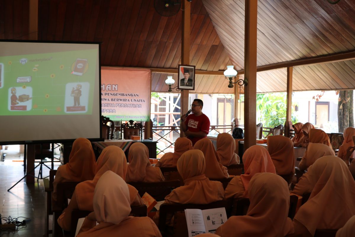 Anggota Dharma Wanita Jepara Dilatih Digital Marketing