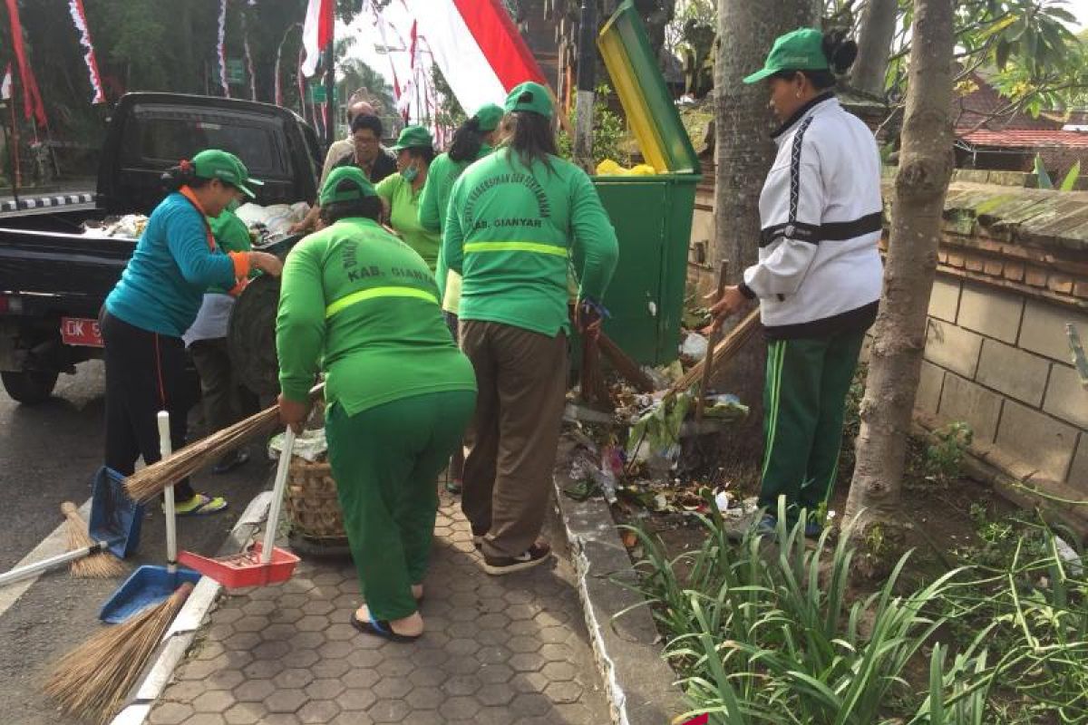 DLH Gianyar kerja ekstra hias berbagai tempat