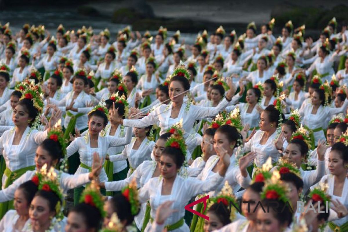 Penari alami kesurupan massal di Tanah Lot (video)