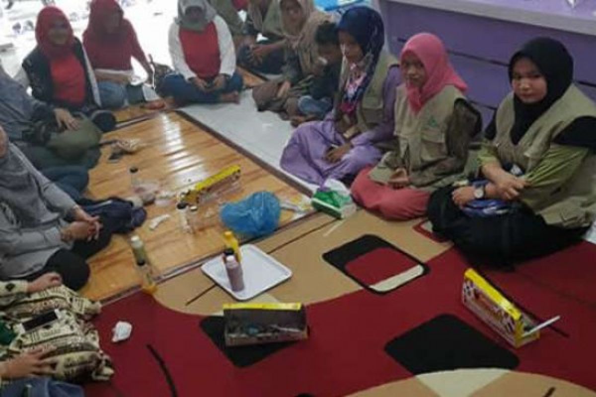 Gandeng Komunitas Relawan Muda Riau, IWARA Bagikan Pakaian dan Buku Anak