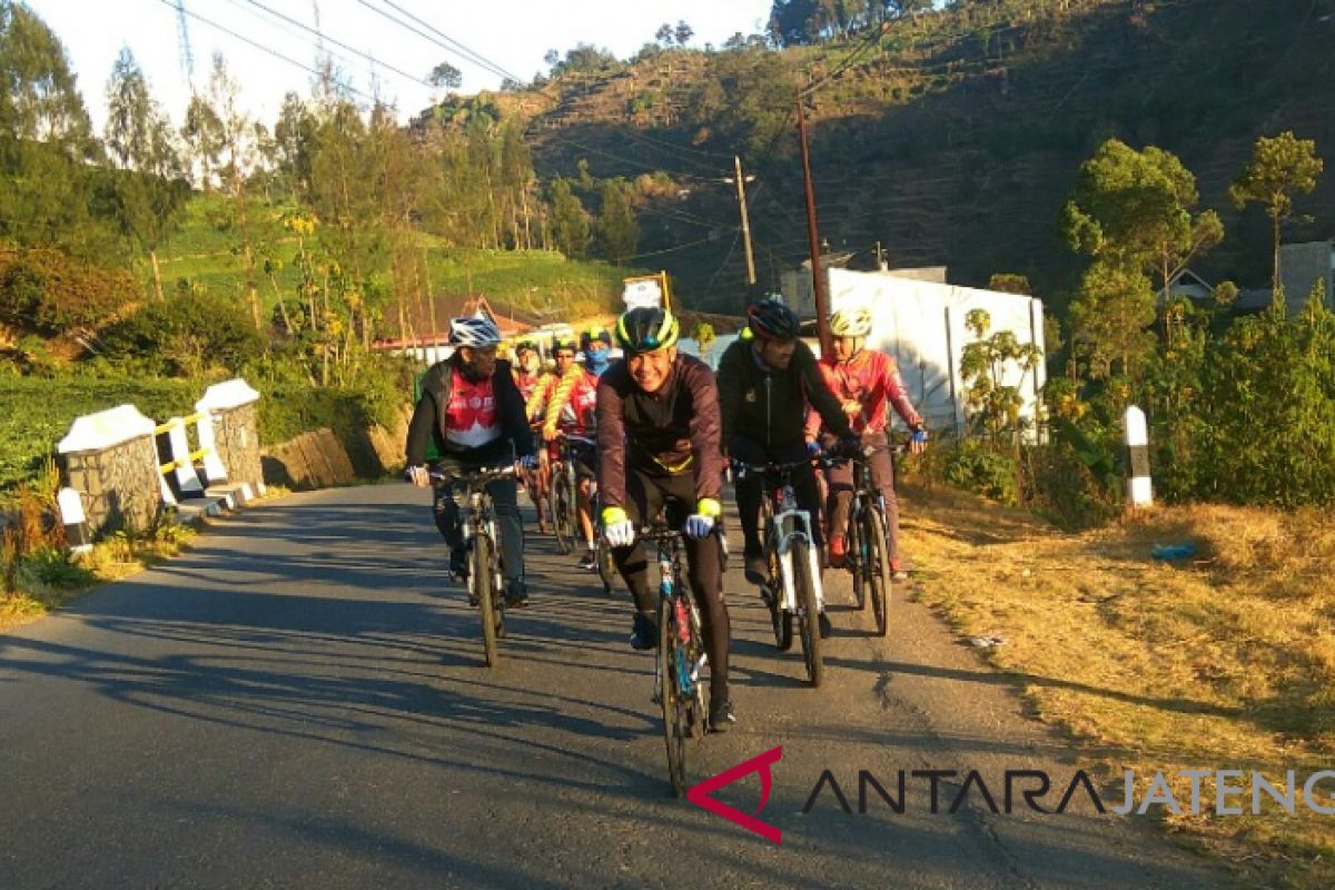 Ganjar taklukkan tanjakan Dieng dengan bersepeda