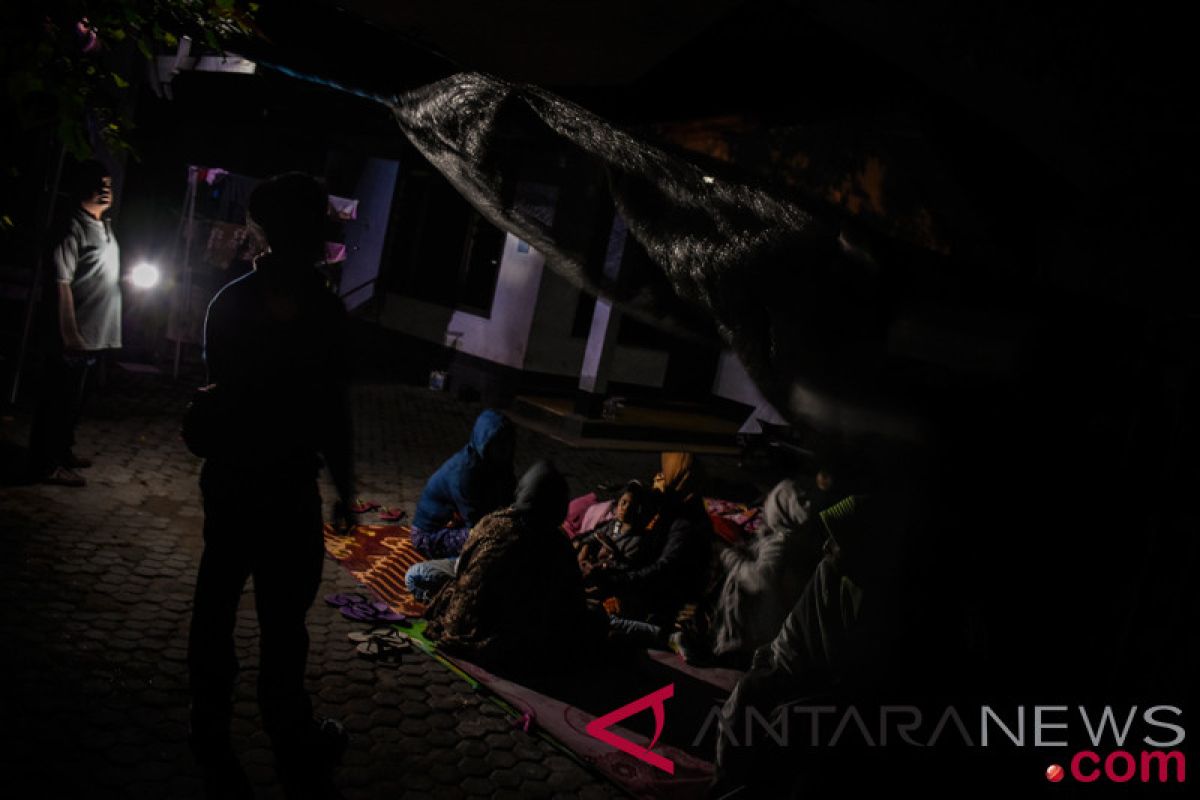 Pengungsi gempa  amankan tenda dari genangan hujan