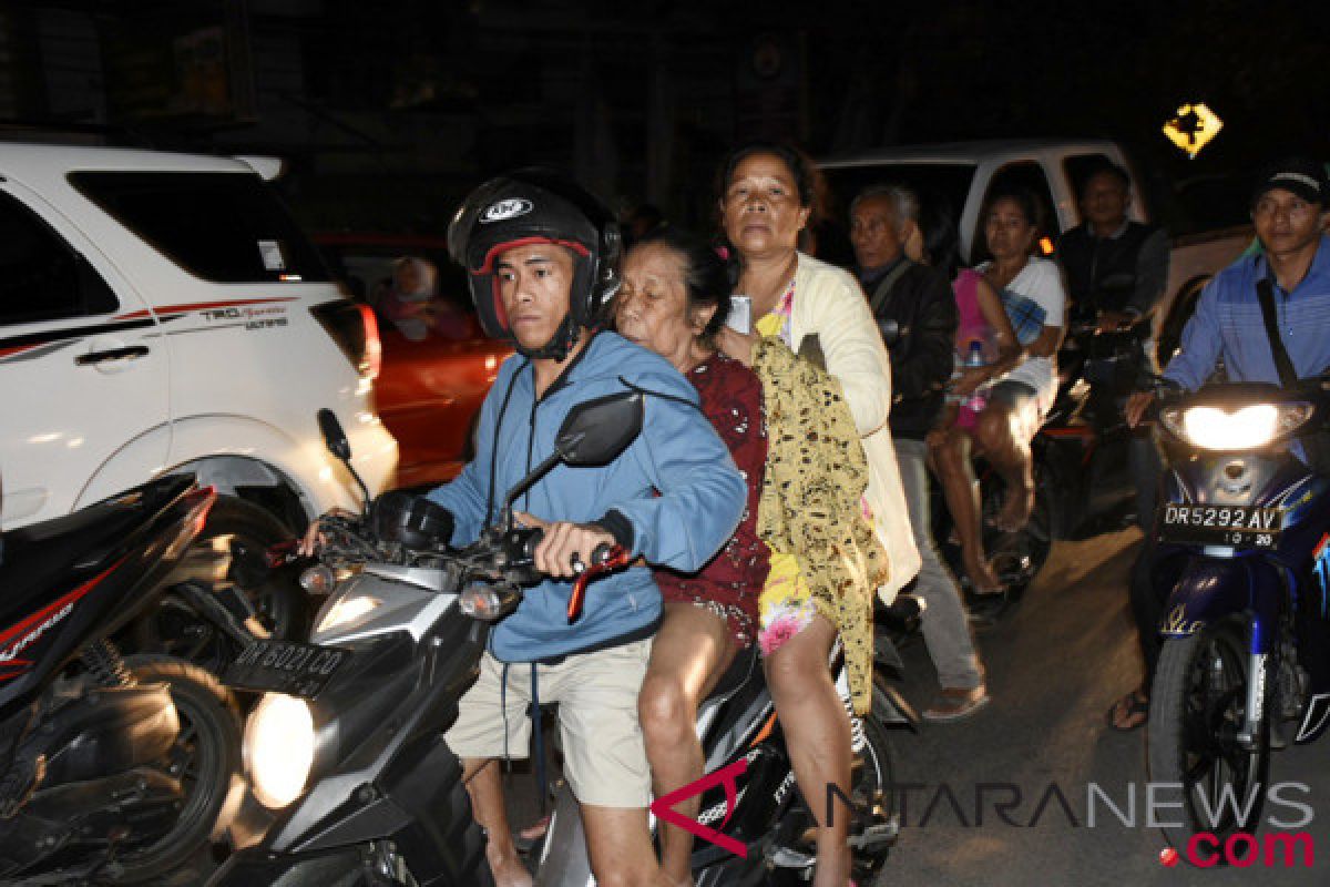Thousands of people evacuate after tsunami warning in Lombok Island