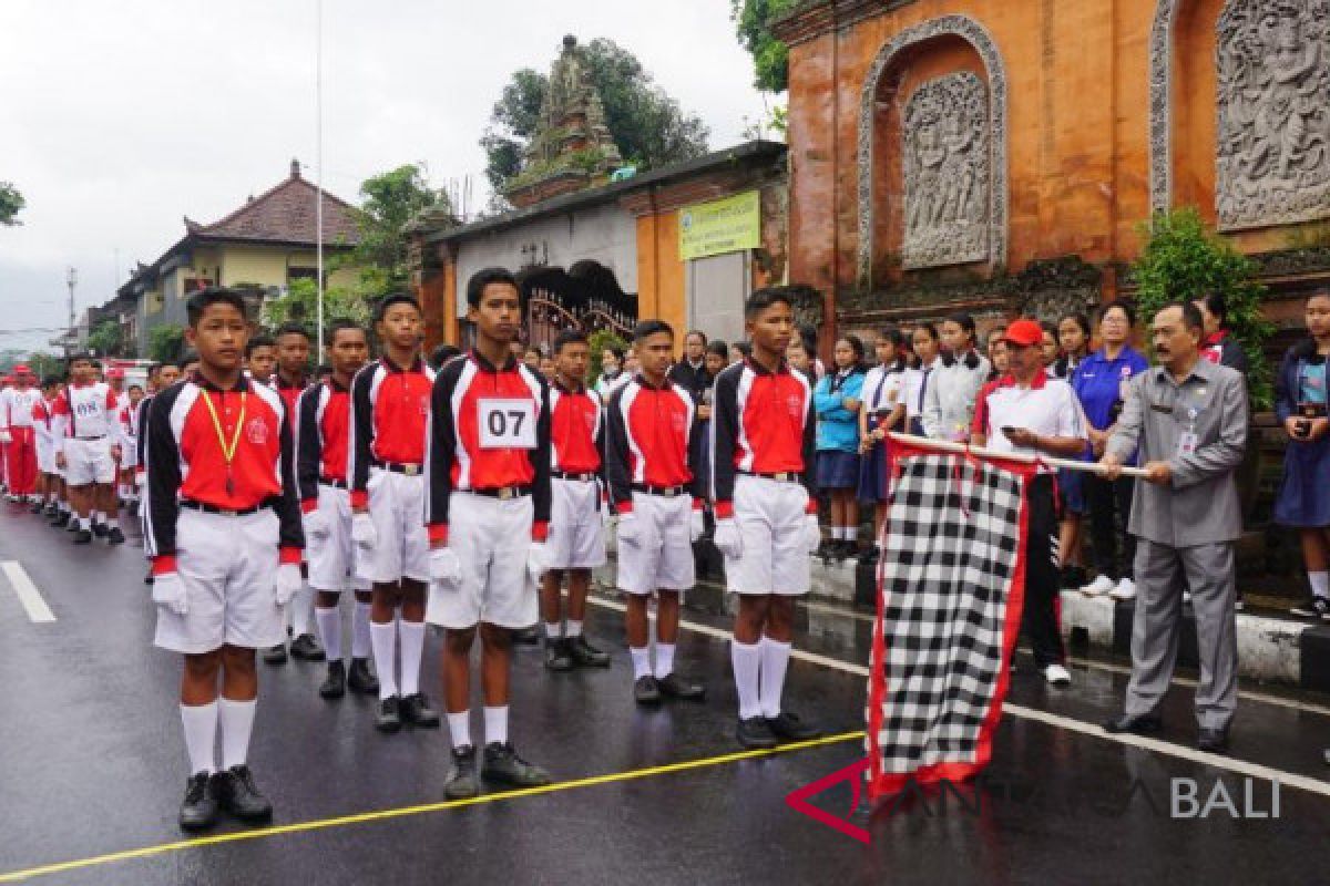 Lomba gerak jalan tingkat SMP memeriahkan HUT Klungkung