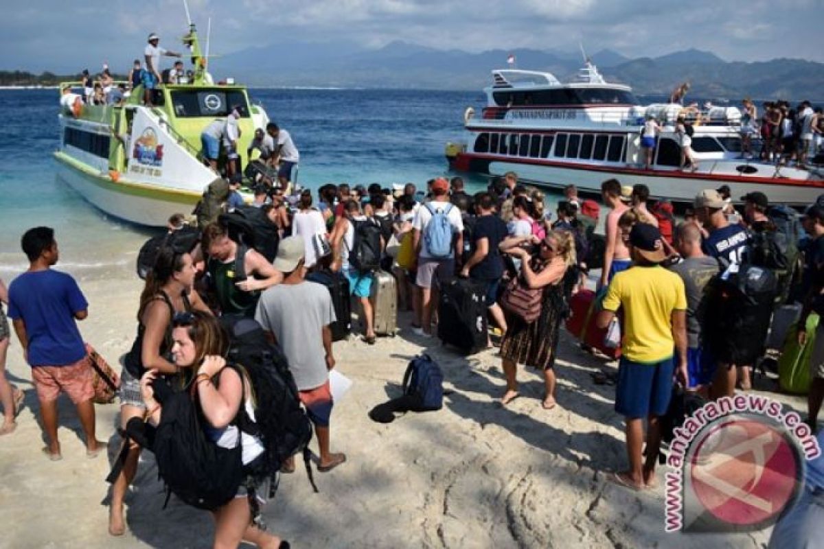 Wisatawan di Gili Matra tinggalkan pulau pascagempa