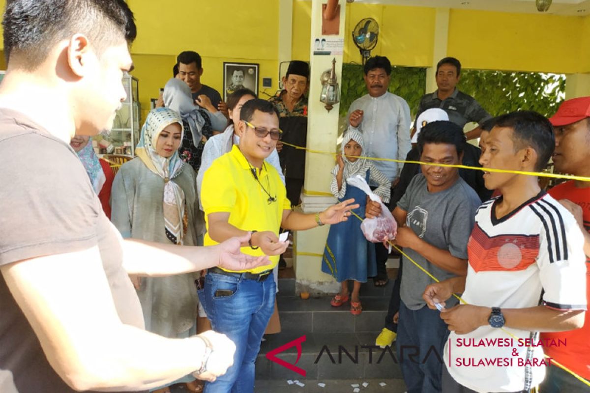 Golkar Sulsel bagikan 350 kilogram daging kurban