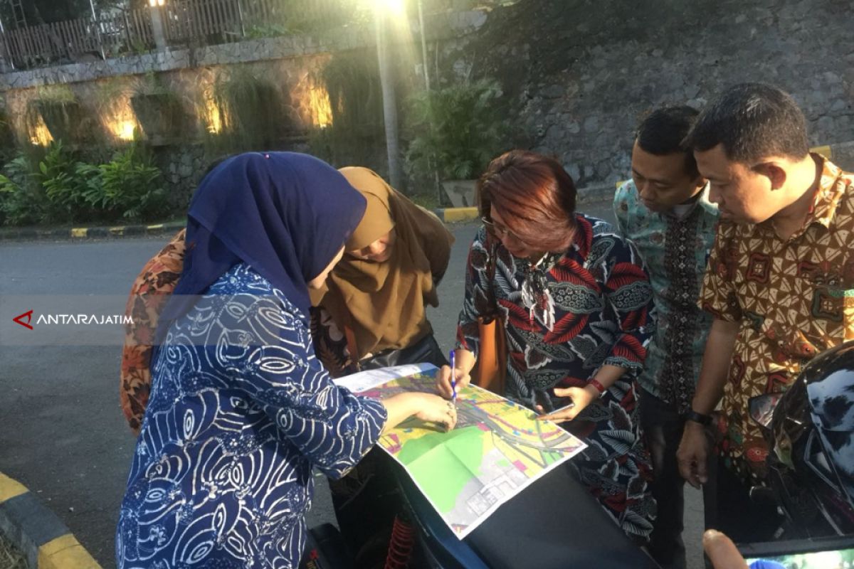 Pansus Kunjungi Lokasi Perubahan Nama Jalan di Surabaya