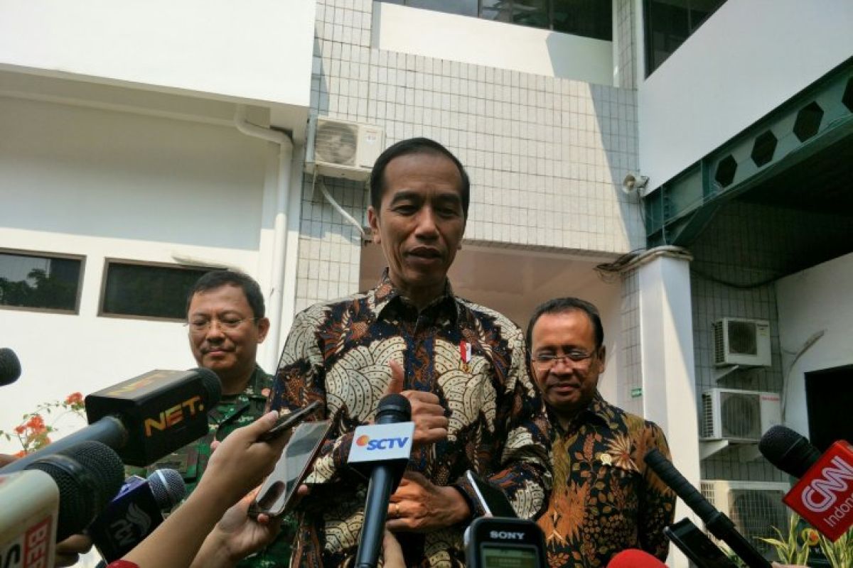 Presiden Jokowi hentikan sementara kebiasaan membagikan sepeda