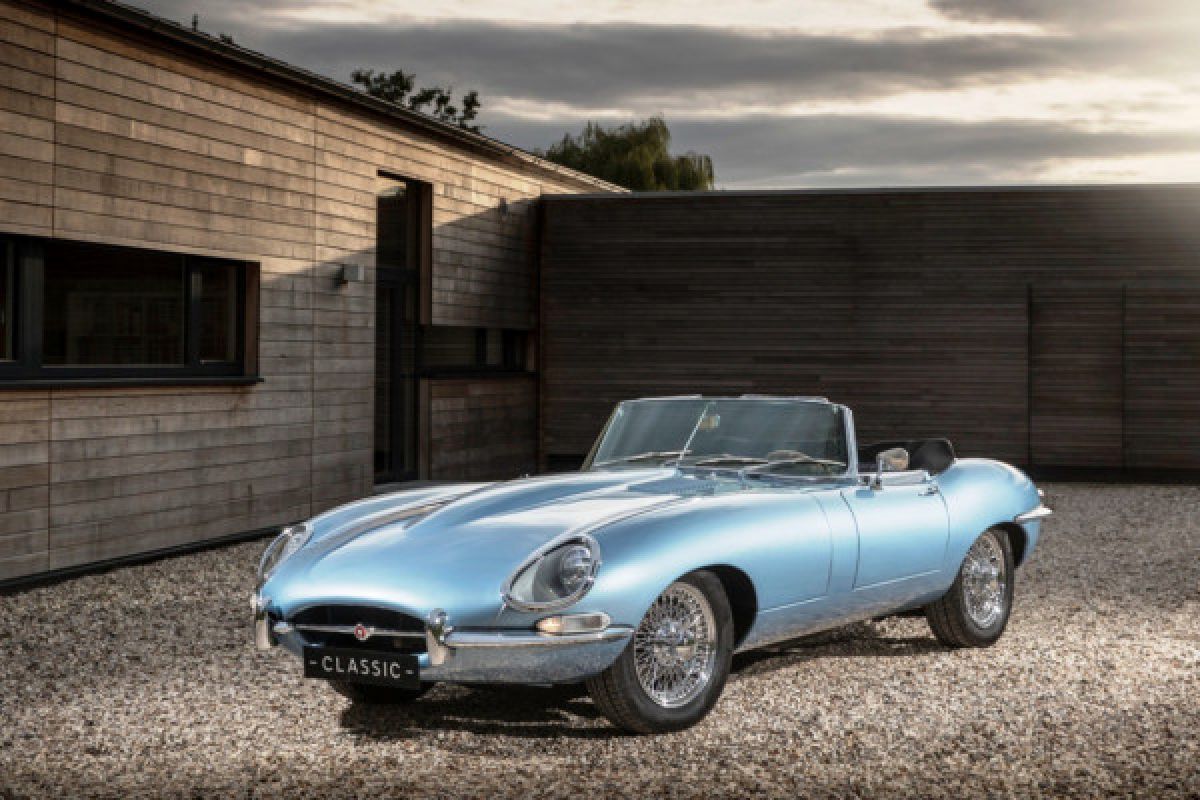 Jaguar rilis versi produksi mobil listrik E-type Zero