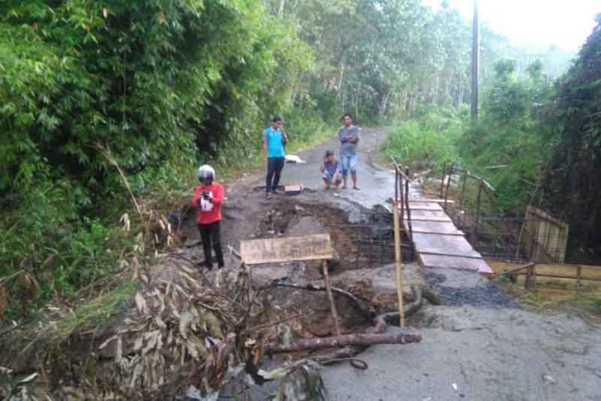 Warga pasang jembatan darurat di jalan longsor