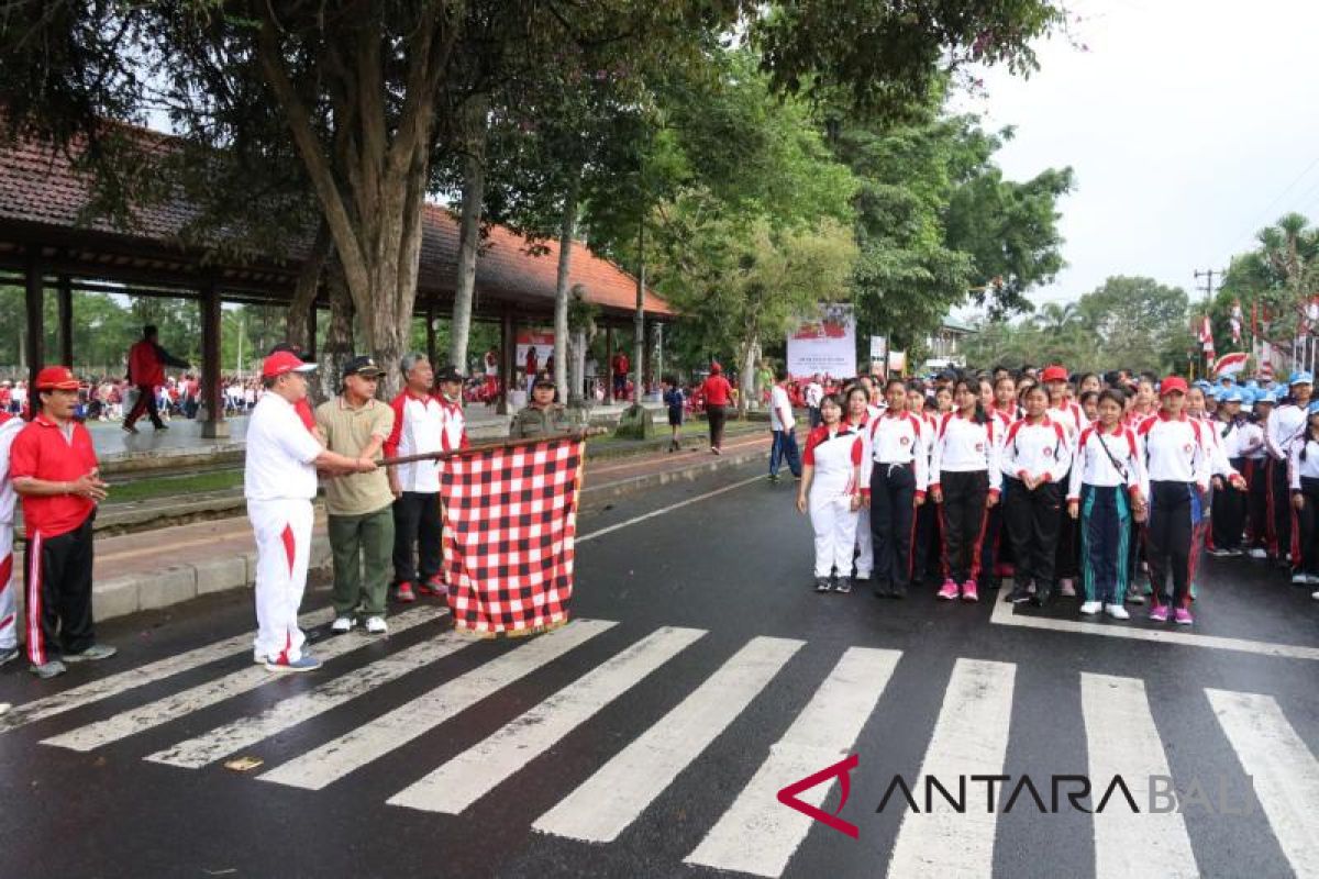 Sekda Bangli lepas jalan santai bernuanasa merah putih