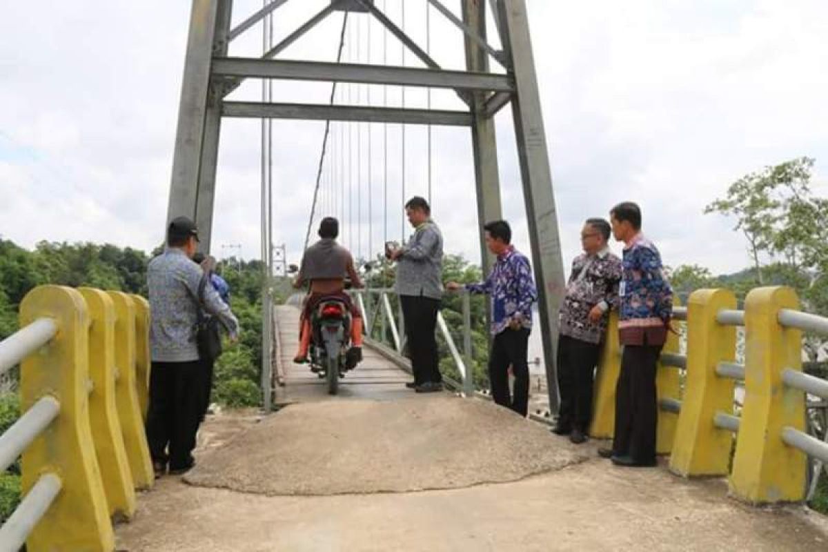Pemkab Barut perlebar jembatan gantung Desa Mukut