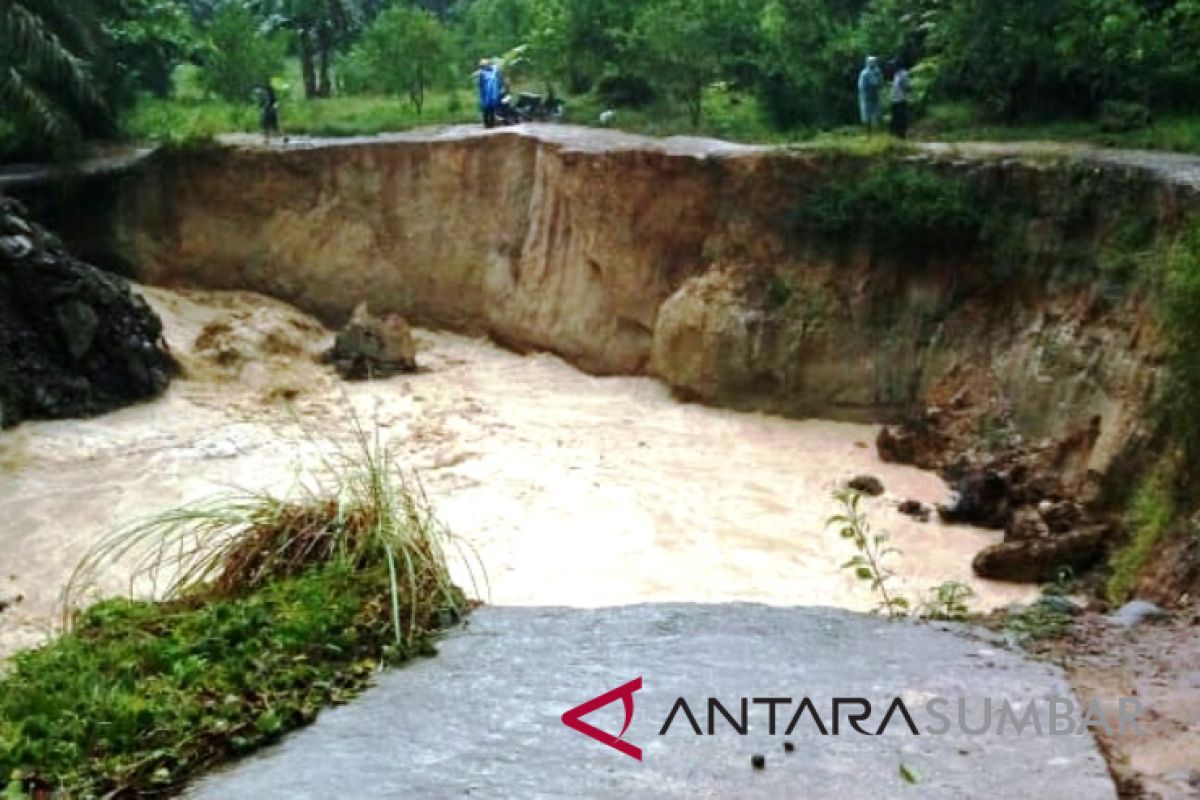 Terban sejak 2014, jembatan di Sungai Tompek belum diperbaiki Pemkab Agam