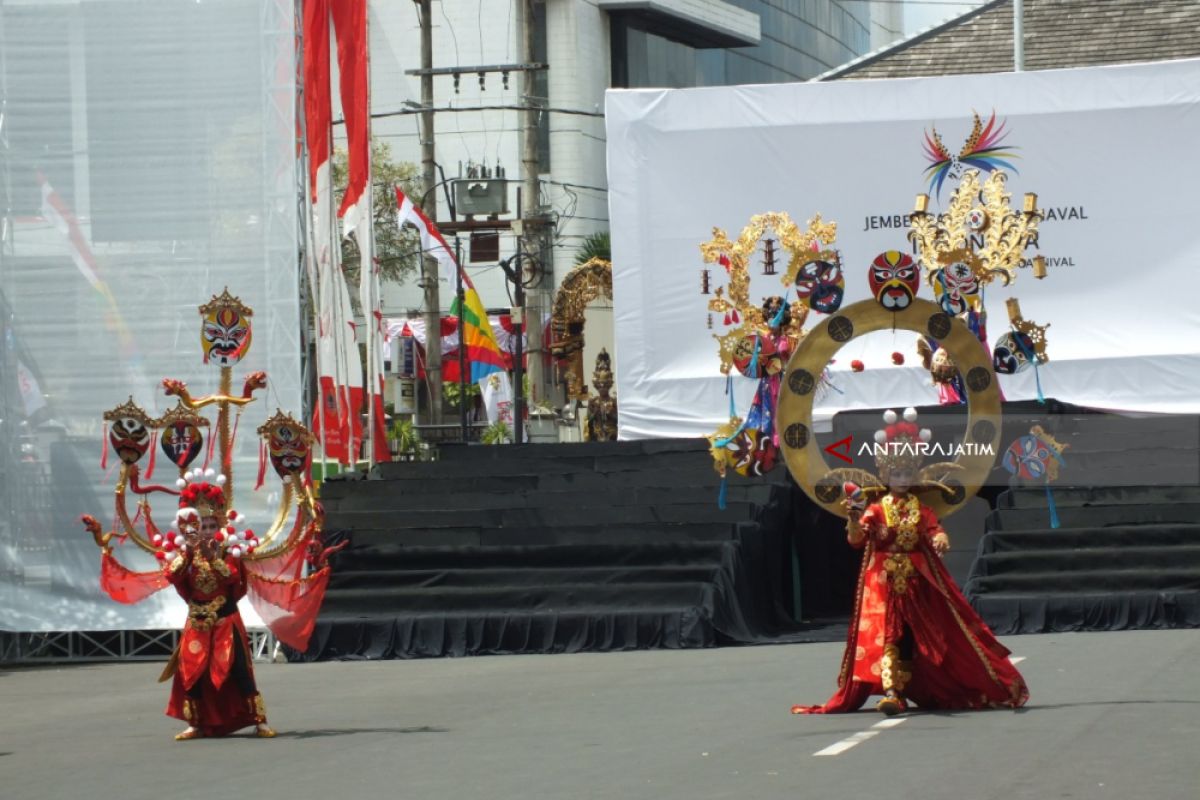 Jember Fashion Carnaval 2018 Dibuka dengan Simbol Pusaka Nusantara 