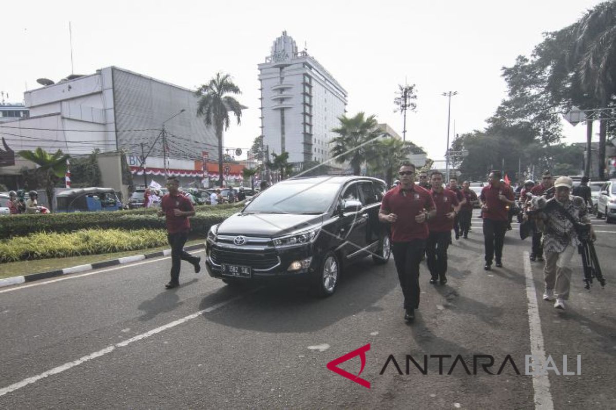 Rombongan pendukung Jokowi kenakan pakaian adat Bali