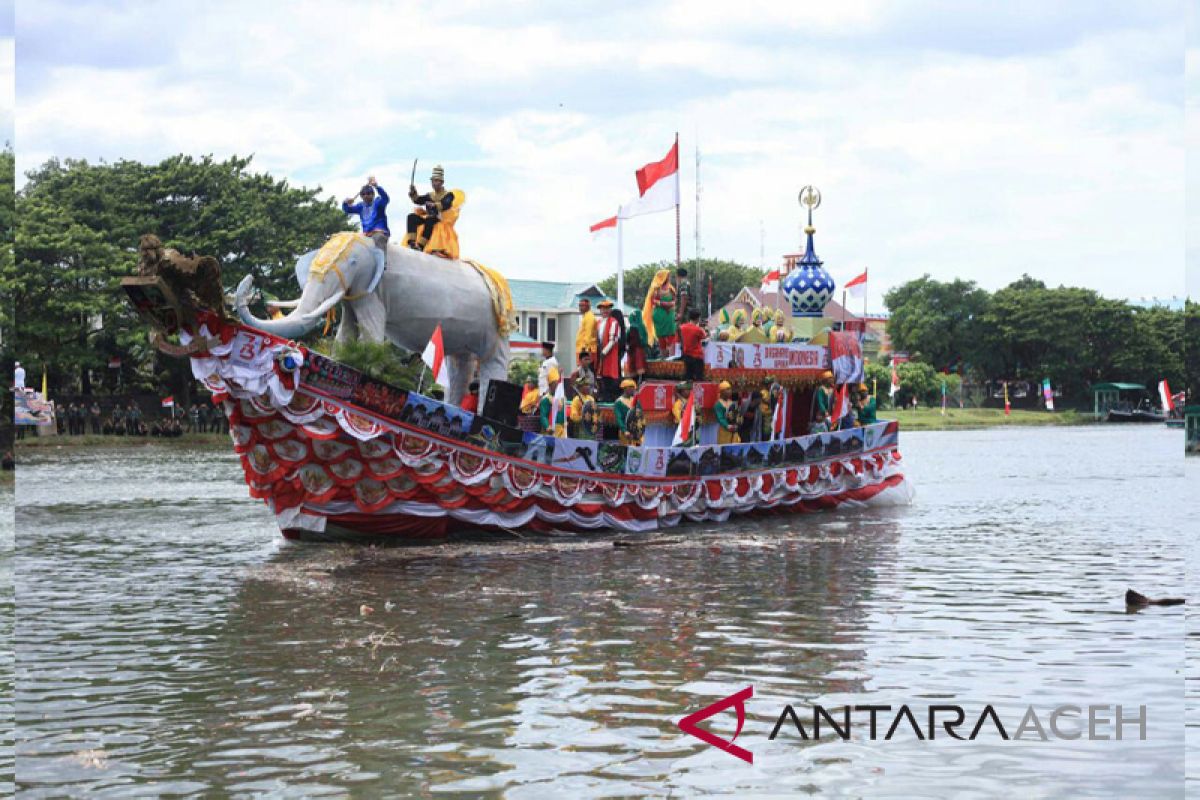 22 perahu hias bersaing di festival Krueng Aceh