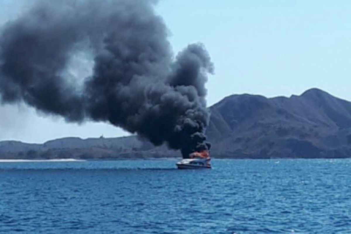 kapal wisata terbakar di kawasan TN Komodo