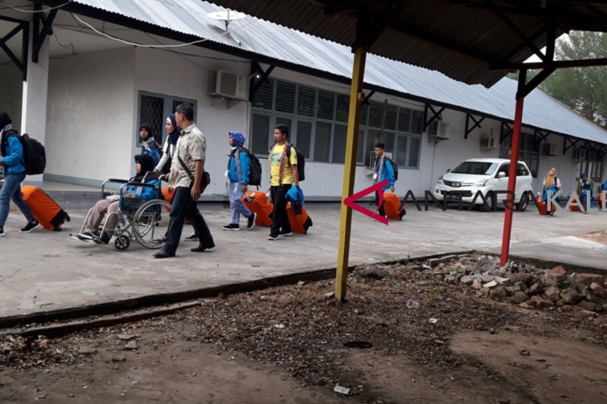 BUMN Hadir - Pelajar Jateng peserta SMN tiba di Pontianak