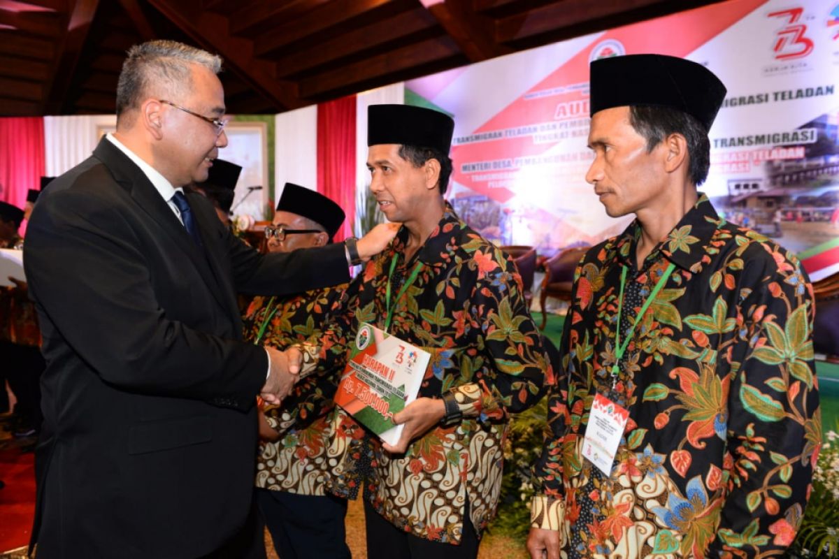 Kemendes PDTT berikan penghargaan transmigran teladan