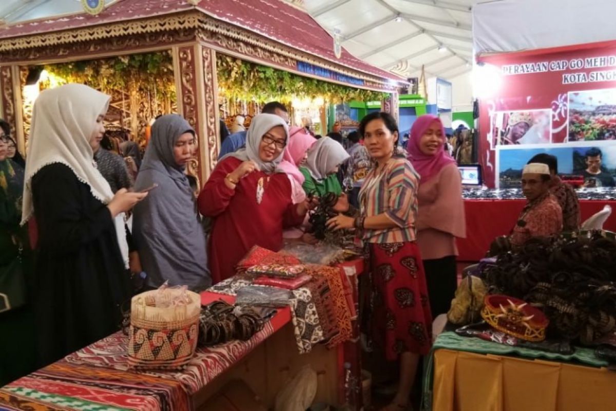 Kerajinan tangan khas Dayak isi stand pameran di Asian Games